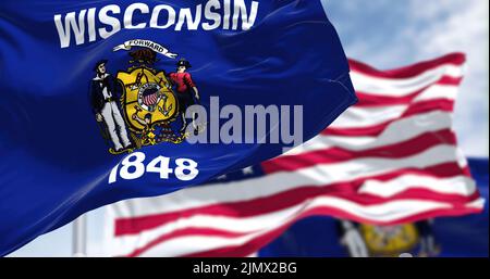 La bandiera dello stato del Wisconsin sventola insieme alla bandiera nazionale degli Stati Uniti Foto Stock