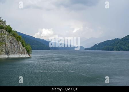 Splendido scenario di alte montagne verdi e laghi della strada Transfagarash, una delle strade più belle del mondo. Carpazi. Romania. Foto Stock