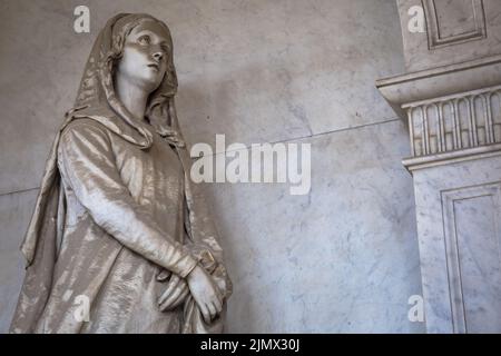 Statua su una vecchia tomba - inizio 1800, marmo - situata nel cimitero di Genova, Italia Foto Stock