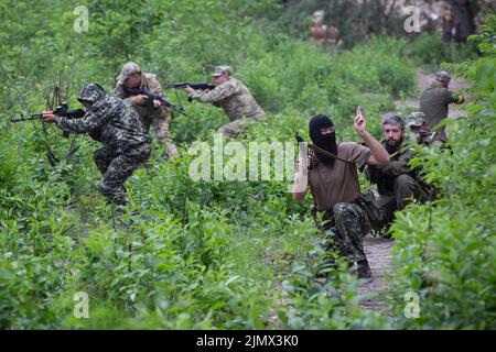 Bucha, Ucraina. 17th giugno 2022. I membri delle forze di difesa territoriale di Bucha detengono le loro posizioni mentre prendono parte alla formazione di combattimento nella foresta di Bucha. Formazione dell'unità di difesa territoriale della città di Bucha. Le truppe russe il 24 febbraio 2022 entrarono in territorio ucraino, avviando un conflitto che ha provocato distruzione e una crisi umanitaria. (Foto di Oleksii Chumachenko/SOPA Images/Sipa USA) Credit: Sipa USA/Alamy Live News Foto Stock