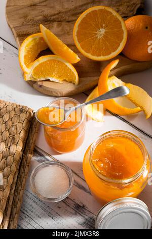 Vaso in vetro trasparente ad angolo elevato con marmellata arancione Foto Stock
