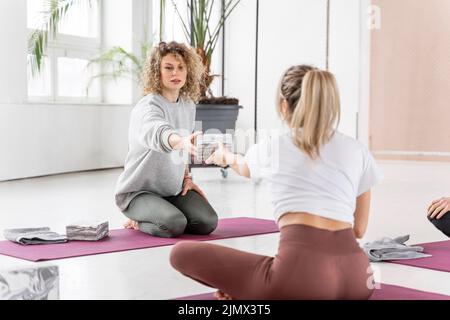 Lezione di yoga femminile a tiro pieno Foto Stock
