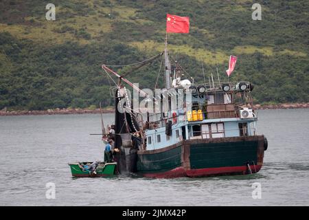 Imbarcazione da pesca cinese con rete sollevata che mostra catture, acque meridionali, Hong Kong, Cina 4th agosto 2022 Foto Stock