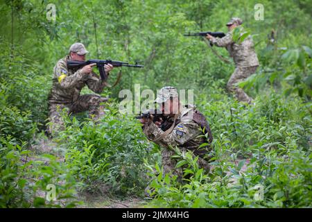 Bucha, Ucraina. 17th giugno 2022. I membri delle forze di difesa territoriale di Bucha detengono le loro posizioni mentre prendono parte alla formazione di combattimento nella foresta di Bucha. Formazione dell'unità di difesa territoriale della città di Bucha. Le truppe russe il 24 febbraio 2022 entrarono in territorio ucraino, avviando un conflitto che ha provocato distruzione e una crisi umanitaria. (Credit Image: © Oleksii Chumachenko/SOPA Images via ZUMA Press Wire) Foto Stock