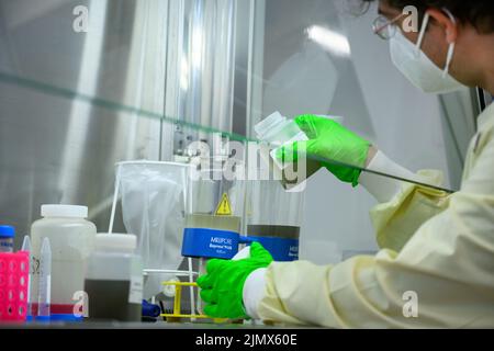 Berlino, Germania. 19th luglio 2022. Il biologo molecolare Emanuel Wyler esamina i campioni di acque reflue per la ricerca di agenti patogeni nel laboratorio di sicurezza presso il Max Delbrück Center for Molecular Medicine di Mitte. Dalla quantità di batteri e virus trovati, si possono trarre conclusioni, ad esempio sulla frequenza delle infezioni corona. Credit: Bernd von Jutrczenka/dpa/Alamy Live News Foto Stock