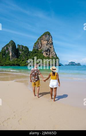 Railay spiaggia Krabi Thailandia, spiaggia tropicale di Railay Krabi, coppia uomini e donne sulla spiaggia, vista panoramica di Railay idilliaco Foto Stock