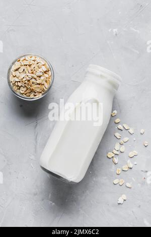 Stendere il biberon con l'avena Foto Stock