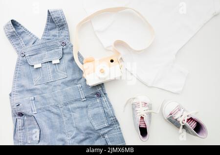 Stendere i vestiti del bambino piatto con la macchina fotografica Foto Stock