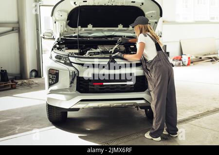 Vista frontale meccanico donna che lavora Foto Stock