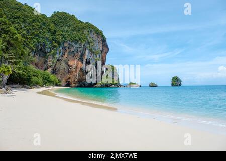 Spiaggia di Railay Krabi Thailandia, spiaggia tropicale di Railay Krabi, vista panoramica di idilliaca spiaggia di Railay in Thailandia con una tradizione Foto Stock