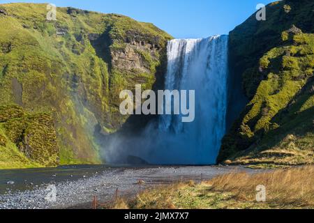 Pittoresco pieno di acqua grande cascata Skogafoss vista autunno, sud-ovest Islanda. Foto Stock