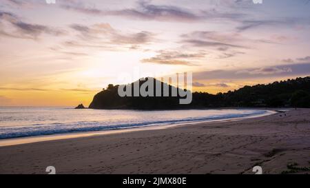 Kantiang Bay tramonto a Koh Lanta Krabi Thailandia sulla spiaggia Foto Stock