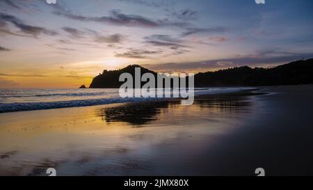 Kantiang Bay tramonto a Koh Lanta Krabi Thailandia sulla spiaggia Foto Stock