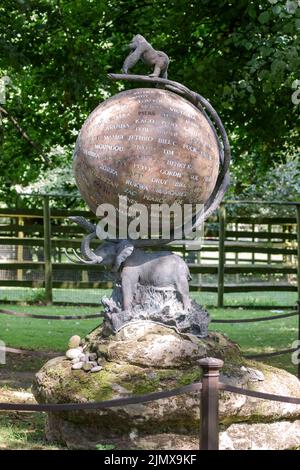 Littlebourn, Kent, UK, 2014. Memoriale a John Aspinall fondatore di Howletts e Port Lympne parchi animali selvatici Foto Stock