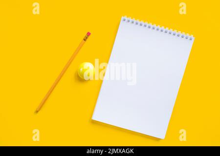 Composizione notebook matita magnete giallo Foto Stock