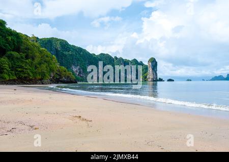 Aonang Krabi Thailandia, Aonang spiaggia durante la stagione delle piogge in Thailandia Foto Stock