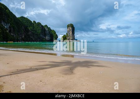 Aonang Krabi Thailandia, Pai plong spiaggia durante la stagione delle piogge in Thailandia Foto Stock