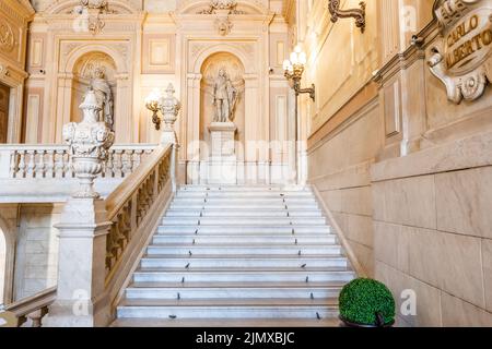 Scala in marmo in palazzo storico con interni di lusso - Palazzo reale Savoia, Torino, Italia Foto Stock