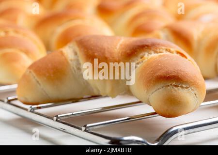 Panini fatti in casa a forma di mezzaluna. Foto Stock