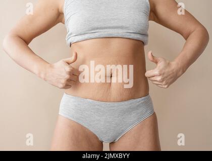 Mani ravvicinate che tengono i pollici verso l'alto Foto Stock
