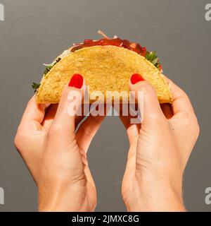 Primo piano con sfondo grigio taco Foto Stock