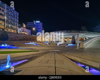 Piazza Eleftheria, Nicosia, Cipro con moderna architettura futuristica di notte Foto Stock