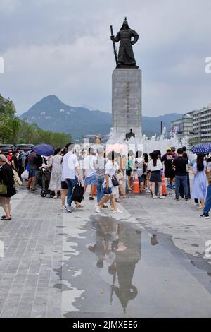 La gente visita recentemente ricostruita Piazza Gwanghwamun nel centro di Seoul, Corea del Sud, il 7 agosto 2022 Foto Stock