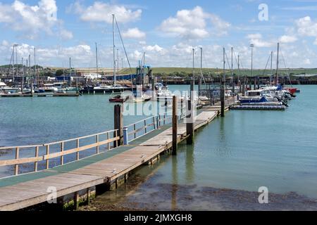 NEWHAVEN, EAST SUSSEX, UK - 26 GIUGNO 2022 : Vista del porto turistico di Newhaven in un giorno estivo Foto Stock