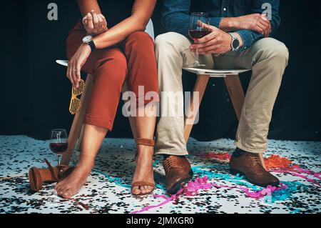 I nostri piedi sono stati danneggiati dalla danza. Due amici irriconoscibili seduti insieme durante una festa di Capodanno. Foto Stock