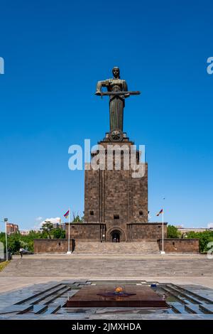 Madre Armenia donna statua con spada, architettura sovietica a Yerevan, Armenia Foto Stock