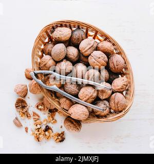 Cesto di noci con mulino per noci Foto Stock