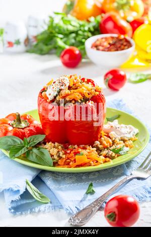 Pepe ripieno di bulgur, carne e verdure. Foto Stock