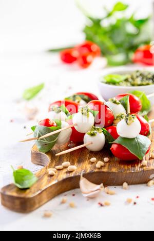 Insalata di caprese italiana sugli spiedini. Foto Stock