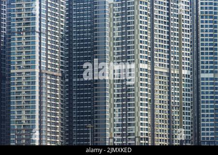 Schema astratto di finestre su un edificio alto nel centro della città d'affari. Sfondo astratto. Le finestre dell'edificio degli appartamenti si affacciano sulla città di ho Chi Minh. Foto Stock