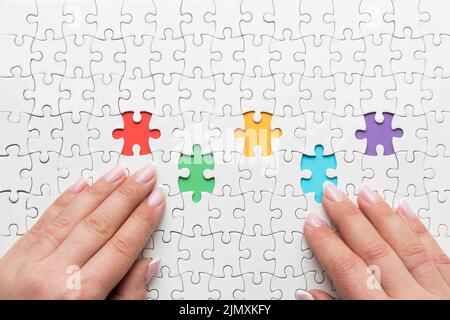 Vista dall'alto diversità disposizione con diversi pezzi puzzle Foto Stock