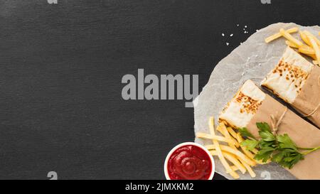 Vista dall'alto delizioso kebab con ketchup patatine fritte Foto Stock