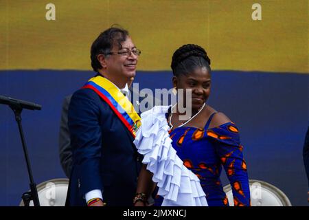 Bogota, Colombia. 07th ago 2022. il presidente colombiano Gustavo Petro (sinistra) e il vicepresidente Francia Marquez (destra) durante l'evento di inaugurazione del primo presidente di sinistra della Colombia, Gustavo Petro, a Bogotà, Colombia, 7 agosto 2022. Foto di: Chepa Beltran/Long Visual Press Credit: Long Visual Press/Alamy Live News Foto Stock