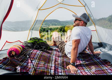 Vista frontale tenda uomo godendo di vista Foto Stock