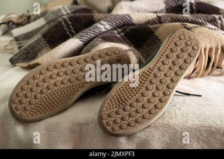 una ragazza in sneakers dorme su un letto a casa, i suoi piedi sono in scarpe sul letto, troppo pigro per togliere le sue scarpe Foto Stock