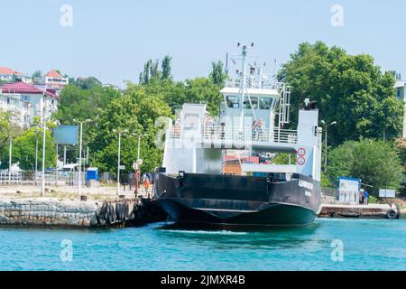 RUSSIA, CRIMEA - LUGLIO 08, 2022: Sevastopol crimea russia baia città mare molo traghetto cielo di trasporto, dal giorno stagcape dalla zona per l'architettura istomin Foto Stock