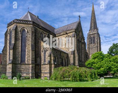 Il 12th ° secolo gotico York Minster sotto un cielo blu con piccole nuvole bianche Foto Stock