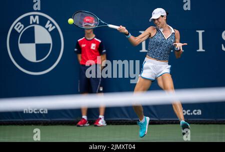 Toronto, Canada. 7th ago 2022. Ajla Tomljanovic of Australia restituisce la palla contro Harriet Dart of Britain durante il secondo turno di donne single di qualificazione alla 2022 National Bank Open a Toronto, Canada, il 7 agosto 2022. Credit: Zou Zheng/Xinhua/Alamy Live News Foto Stock