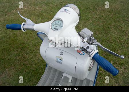 SHOREHAM-BY-SEA, WEST SUSSEX, REGNO UNITO, 2014. Old Lambretta Scooter al Shoreham Airshow il 30 agosto 2014 Foto Stock