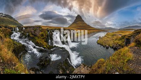 Famosa e pittoresca montagna di Kirkjufell e cascata di Kirkjufellsfoss accanto a Grundarfjordur, con vista autunnale dell'Islanda occidentale. Foto Stock