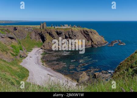 Vista sul castello di Dunnottar e sulla costa selvaggia dell'Aberdeenshire Foto Stock