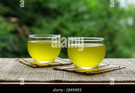 Tè verde giapponese freddo posto dove si può vedere il giardino. Drink estivo giapponese. Foto Stock