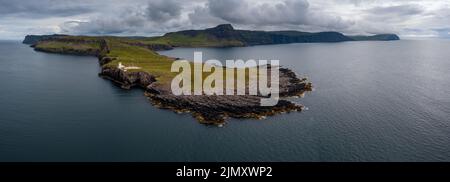 Una vista panoramica del faro di Neist Point e del Minch sulla costa occidentale dell'isola di Skye Foto Stock