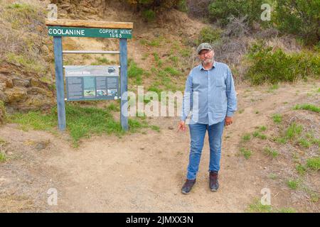 Andrew McIntyre, residente ad Adelaide in South Australia, è stato raffigurato presso il promontorio Rosetta Head sulla Encounter Bay a Victor Harbor, South Australia. Foto Stock