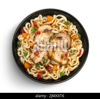 Spaghetti istantanei con funghi alla griglia in ciotola nera, vista dall'alto Foto Stock