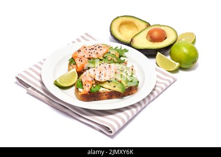 Avocado appena fatto, salmone e crema di formaggio toasts isolato su sfondo bianco Foto Stock